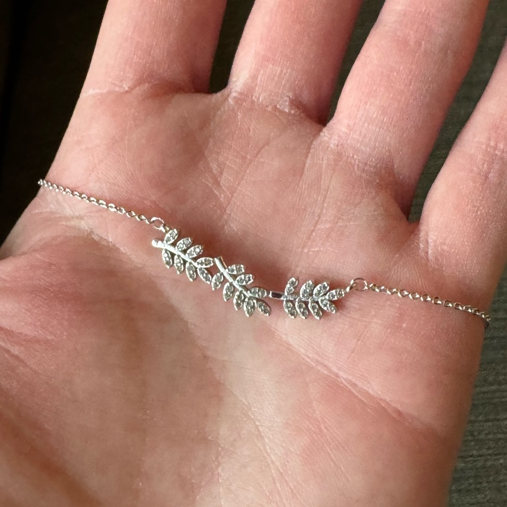 🍃Dainty silver leaf necklace with rhinestones! Like new